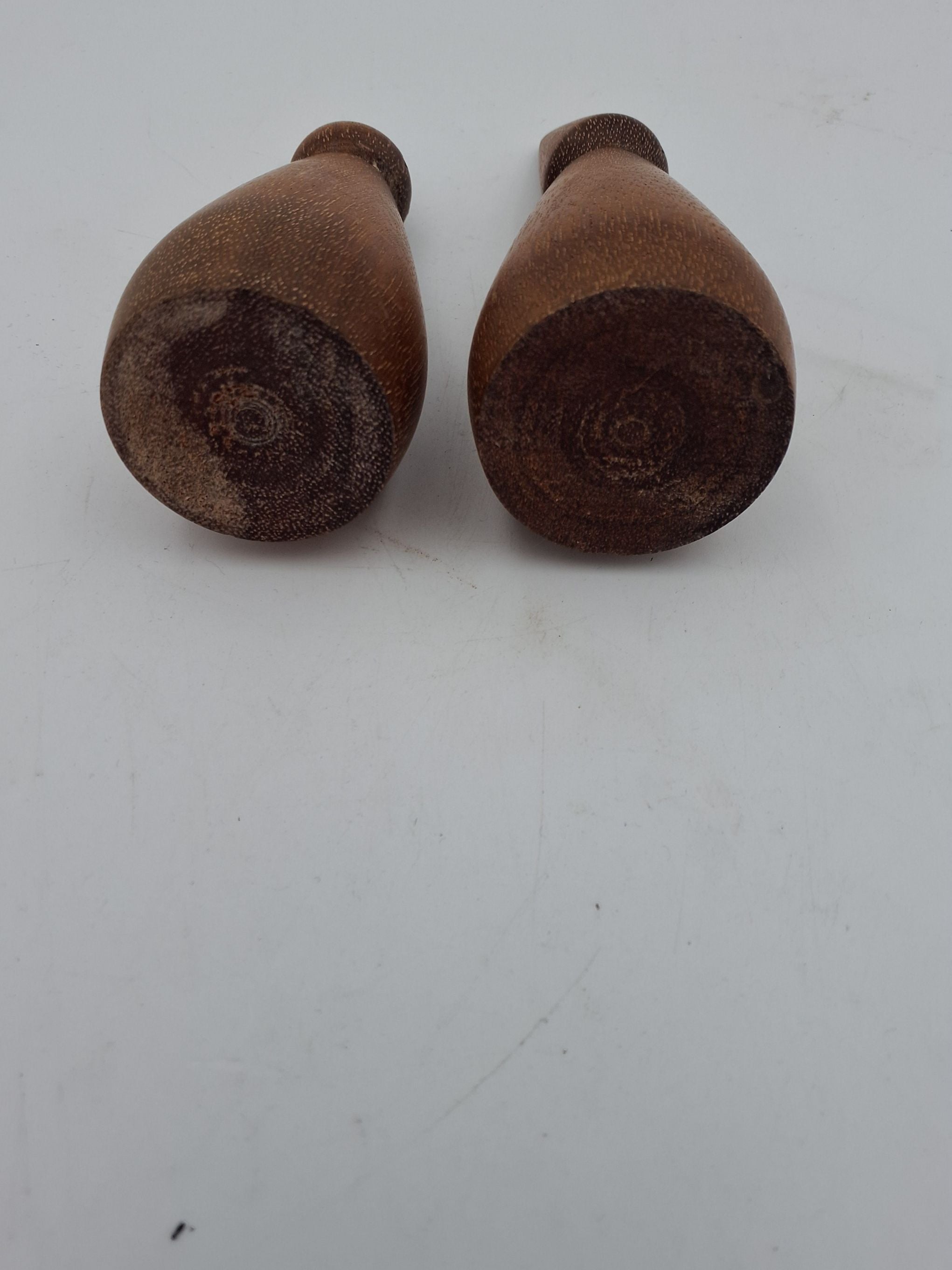 Dekorative træfigurer i valnød